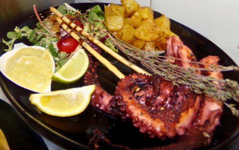 Poulpe à la Plancha, préparer sur place, restaurant traditionnel prcoche de hyeres à Toulon