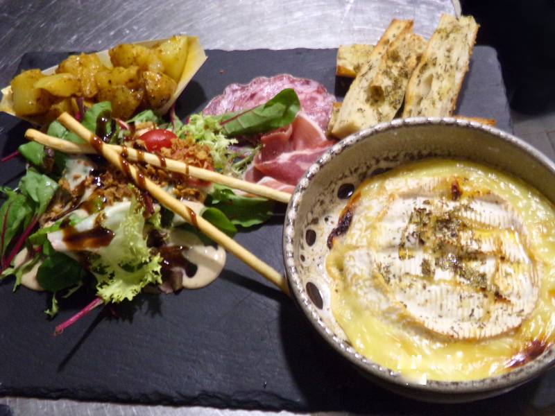 restaurant et karaoké la BOKA propose son camembert au four à Toulon près de La Seyne- sur-Mer